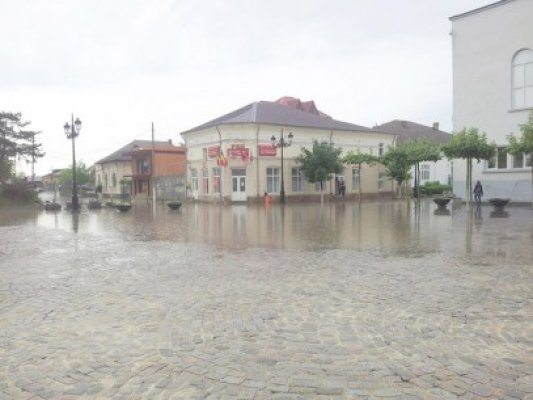 Ploaia de ieri a inundat centrul oraşului Cernavodă